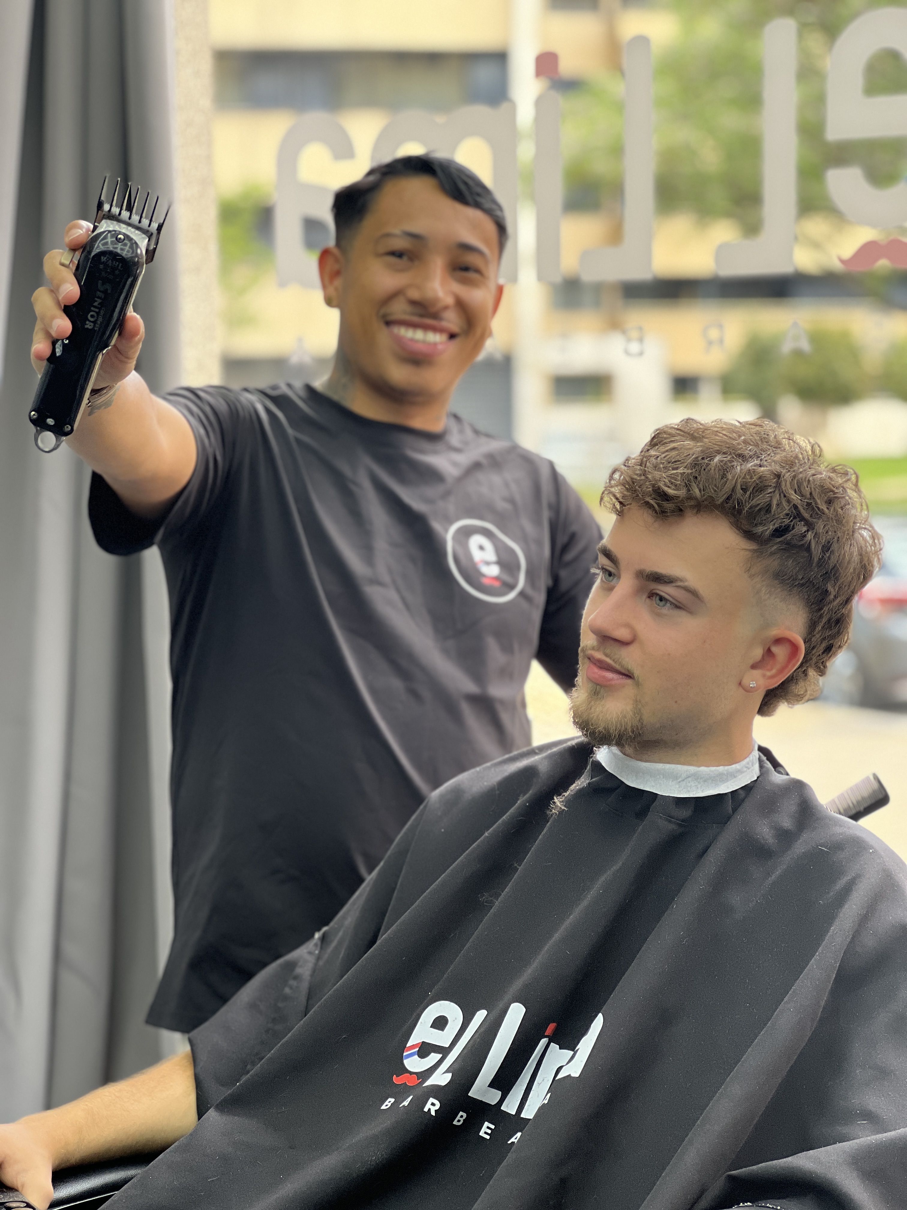 Luiz trabalhando com a máquina
